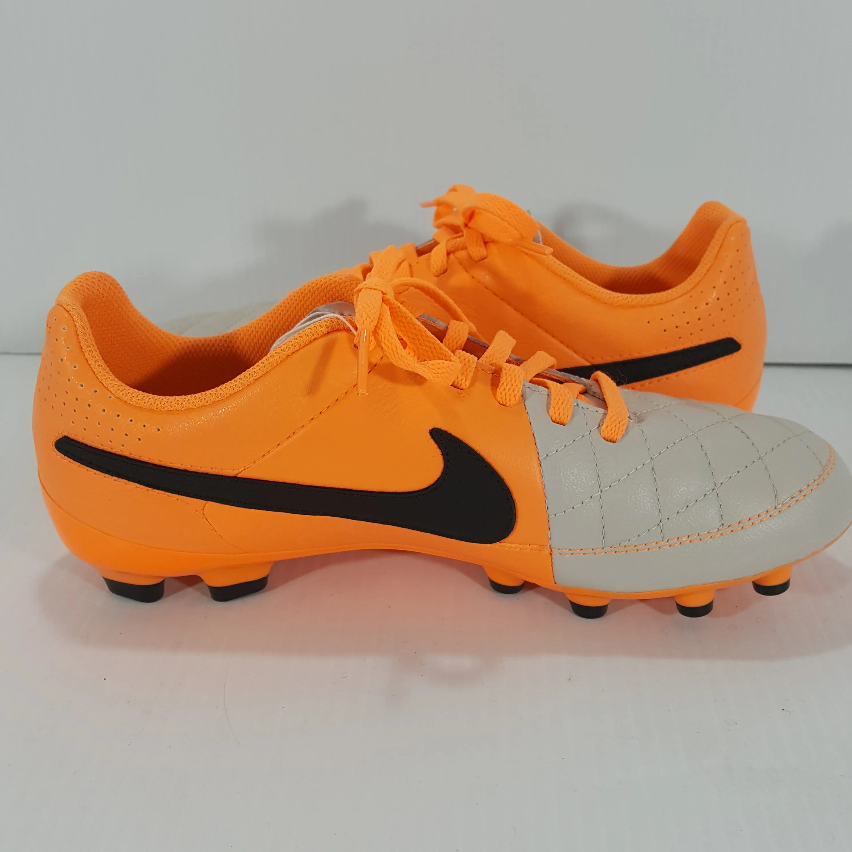 Nike Youth Outdoor Soccer Cleats - Size 5.5Y - Pre-Owned 6RXQT8